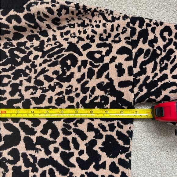 Tahari Women's Leopard Animal Print Turtleneck Sweater Size (M) Beige And Black - Picture 7 of 12